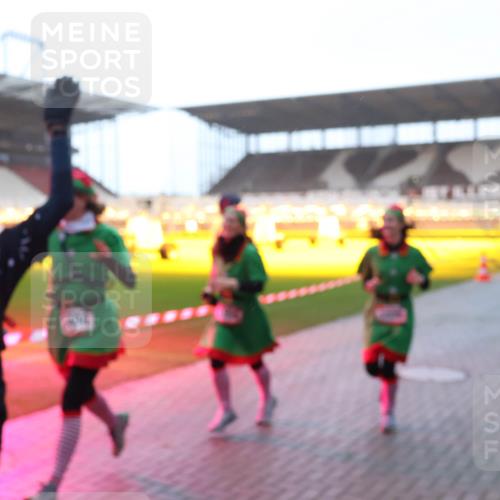 07.12.2025 - St. Pauli X-Mass-Run No. 15 Luisa Fischer http://msf.ph/oto/9377155 07.12.2025 10:00:33 Ziel 10, 802, 910, 911, 934, 1112, 1333, 1354, 1360, 1404, 2140, 2141, 2186, 2729, 2964, 3336, 4129 meine-sportfotos.de