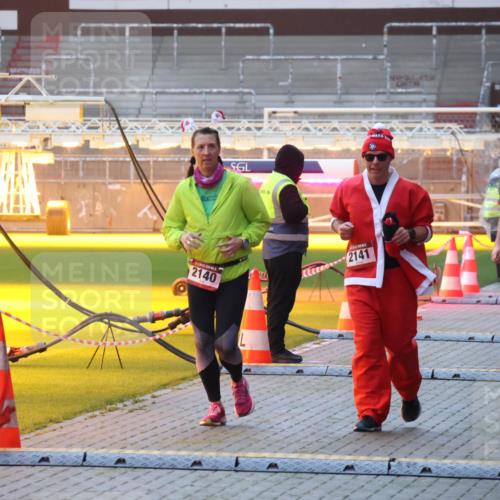 07.12.2025 - St. Pauli X-Mass-Run No. 15 Luisa Fischer http://msf.ph/oto/9377168 07.12.2025 10:00:40 Ziel 2140, 2141, 4129, 802, 934, 1112, 1333, 1354, 1360, 1404, 1418, 1976, 2140, 2141, 2186, 2729, 2964, 3336, 4129 meine-sportfotos.de