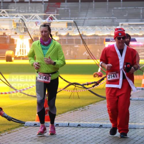07.12.2025 - St. Pauli X-Mass-Run No. 15 Luisa Fischer http://msf.ph/oto/9377189 07.12.2025 10:00:42 Ziel 15, 2140, 15, 2141, 4129, 802, 934, 1112, 1333, 1354, 1360, 1404, 1418, 1976, 2140, 2141, 2729, 2964, 3336, 4129 meine-sportfotos.de