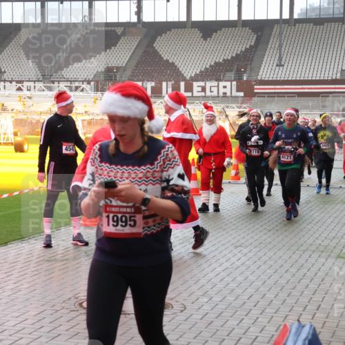 07.12.2025 - St. Pauli X-Mass-Run No. 15 Luisa Fischer http://msf.ph/oto/9377190 07.12.2025 10:25:45 Ziel 454, 1995, 4445, 1631, 119, 4121, 129, 404, 915, 1012, 1247, 1631, 1977, 1987, 1995, 2029, 2680, 3742, 3962, 4118, 4119, 4121, 4162, 4164, 4201, 4202, 4204, 4284, 4335, 4372, 4373, 4431, 4445, 4474, 4482, 4485, 4513, 4514, 4846 meine-sportfotos.de