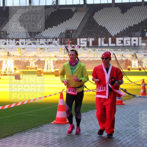 07.12.2025 - St. Pauli X-Mass-Run No. 15 Luisa Fischer http://msf.ph/oto/9377218 07.12.2025 10:00:47 Ziel 2140, 2141, 4129, 802, 855, 1333, 1354, 1360, 1404, 1418, 1976, 2140, 2141, 2348, 3336, 4129 meine-sportfotos.de