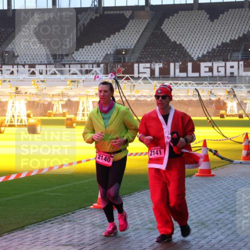 07.12.2025 - St. Pauli X-Mass-Run No. 15 Luisa Fischer http://msf.ph/oto/9377222 07.12.2025 10:00:47 Ziel 2140, 2141, 4129, 802, 855, 1333, 1354, 1360, 1404, 1418, 1976, 2140, 2141, 2348, 3336, 4129 meine-sportfotos.de