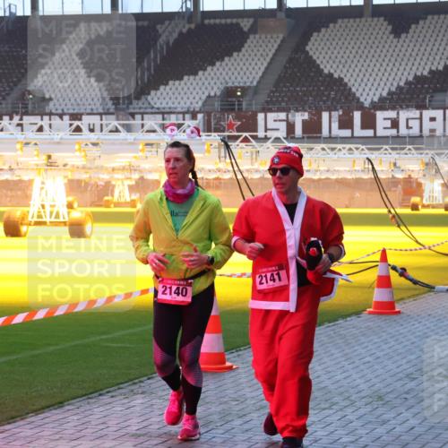 07.12.2025 - St. Pauli X-Mass-Run No. 15 Luisa Fischer http://msf.ph/oto/9377224 07.12.2025 10:00:47 Ziel 2140, 2141, 14129, 802, 855, 1333, 1354, 1360, 1404, 1418, 1976, 2140, 2141, 2348, 3336, 4129 meine-sportfotos.de