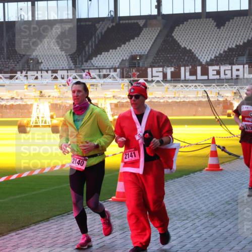 07.12.2025 - St. Pauli X-Mass-Run No. 15 Luisa Fischer http://msf.ph/oto/9377229 07.12.2025 10:00:48 Ziel 2140, 2141, 4129, 802, 855, 1333, 1354, 1360, 1404, 1418, 1976, 2140, 2141, 2348, 3336, 4129 meine-sportfotos.de