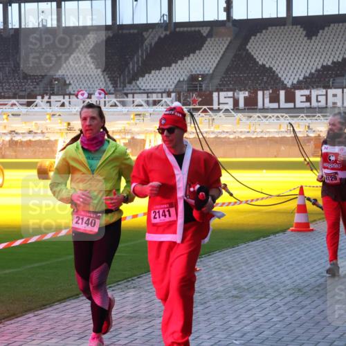 07.12.2025 - St. Pauli X-Mass-Run No. 15 Luisa Fischer http://msf.ph/oto/9377231 07.12.2025 10:00:48 Ziel 2140, 2141, 4129, 802, 855, 1333, 1354, 1360, 1404, 1418, 1976, 2140, 2141, 2348, 3336, 4129 meine-sportfotos.de