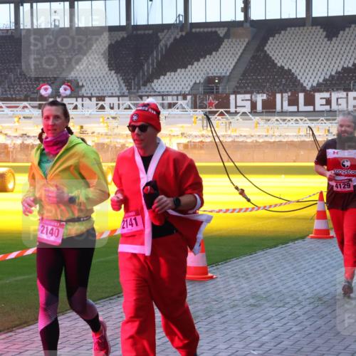 07.12.2025 - St. Pauli X-Mass-Run No. 15 Luisa Fischer http://msf.ph/oto/9377235 07.12.2025 10:00:48 Ziel 2140, 2141, 4129, 802, 855, 1333, 1354, 1360, 1404, 1418, 1976, 2140, 2141, 2348, 3336, 4129 meine-sportfotos.de