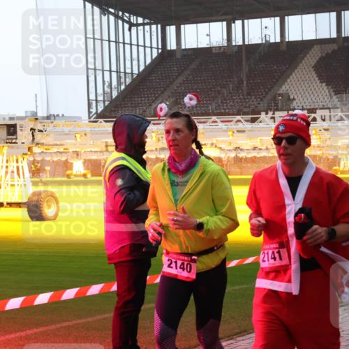 07.12.2025 - St. Pauli X-Mass-Run No. 15 Luisa Fischer http://msf.ph/oto/9377237 07.12.2025 10:00:49 Ziel 15, 2140, 2141, 802, 855, 1333, 1354, 1360, 1404, 1418, 1976, 2140, 2141, 2348, 3336, 4129 meine-sportfotos.de