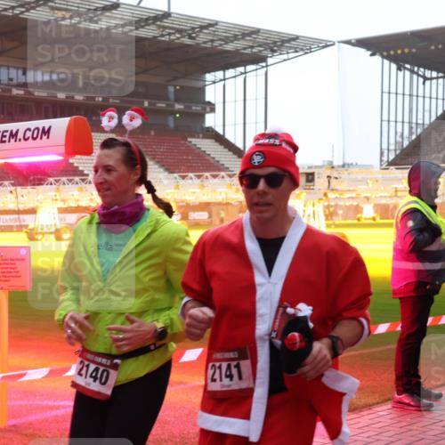 07.12.2025 - St. Pauli X-Mass-Run No. 15 Luisa Fischer http://msf.ph/oto/9377248 07.12.2025 10:00:50 Ziel 2140, 2141, 802, 855, 1333, 1354, 1360, 1404, 1418, 1976, 2140, 2141, 2348, 3336, 4129 meine-sportfotos.de