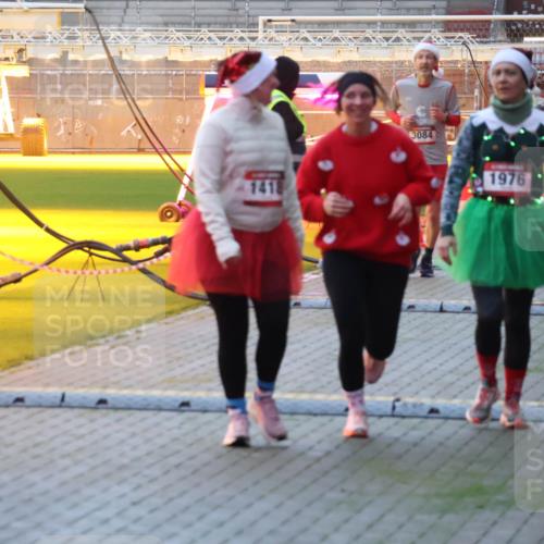 07.12.2025 - St. Pauli X-Mass-Run No. 15 Luisa Fischer http://msf.ph/oto/9377263 07.12.2025 10:00:56 Ziel 1418, 3084, 1976, 3336, 802, 855, 1333, 1354, 1360, 1404, 1418, 1976, 2140, 2141, 2348, 3084, 3336, 4129 meine-sportfotos.de