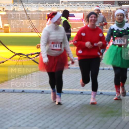 07.12.2025 - St. Pauli X-Mass-Run No. 15 Luisa Fischer http://msf.ph/oto/9377265 07.12.2025 10:00:56 Ziel 1418, 1976, 3336, 802, 855, 1333, 1354, 1360, 1404, 1418, 1976, 2140, 2141, 2348, 3084, 3336, 4129 meine-sportfotos.de