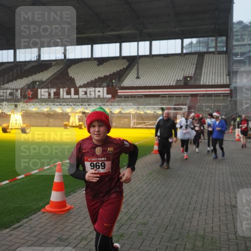 07.12.2025 - St. Pauli X-Mass-Run No. 15 Fabian Wolf http://msf.ph/oto/9377274 07.12.2025 10:06:13 Ziel 127, 148, 180, 424, 468, 805, 834, 893, 967, 969, 1119, 1788, 1832, 1937, 2757, 2894, 2968, 3093, 3172, 3196, 3812, 3814, 3857, 3859, 4235, 4236, 4237, 4246, 4251, 4657, 4665, 4670, 4672, 4676, 4677, 4736, 4739 meine-sportfotos.de