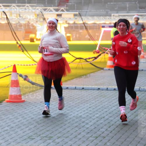 07.12.2025 - St. Pauli X-Mass-Run No. 15 Luisa Fischer http://msf.ph/oto/9377280 07.12.2025 10:00:58 Ziel 14, 1976, 802, 855, 1333, 1354, 1360, 1404, 1418, 1976, 2140, 2141, 2348, 3084, 3336, 4129 meine-sportfotos.de