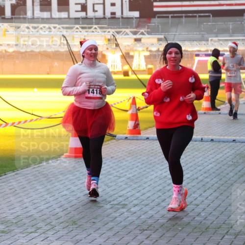 07.12.2025 - St. Pauli X-Mass-Run No. 15 Luisa Fischer http://msf.ph/oto/9377291 07.12.2025 10:00:59 Ziel 1418, 3084, 1976, 802, 855, 1333, 1354, 1360, 1404, 1418, 1976, 2140, 2141, 2348, 3084, 3336, 4129 meine-sportfotos.de