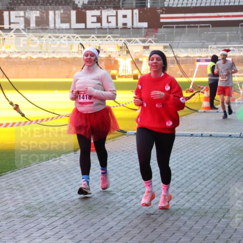 07.12.2025 - St. Pauli X-Mass-Run No. 15 Luisa Fischer http://msf.ph/oto/9377294 07.12.2025 10:00:59 Ziel 1418, 3084, 1976, 802, 855, 1333, 1354, 1360, 1404, 1418, 1976, 2140, 2141, 2348, 3084, 3336, 4129 meine-sportfotos.de