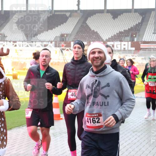 07.12.2025 - St. Pauli X-Mass-Run No. 15 Luisa Fischer http://msf.ph/oto/9377304 07.12.2025 10:26:06 Ziel 15, 3742, 29, 40, 15, 4162, 211, 50, 129, 211, 369, 374, 387, 398, 404, 422, 1069, 1227, 1247, 1538, 1561, 1581, 1586, 1631, 1977, 1987, 1995, 2029, 2041, 2104, 2106, 2149, 2191, 2215, 2680, 2896, 3742, 3779, 3805, 3910, 3918, 3962, 4118, 4119, 4121, 4162, 4164, 4201, 4202, 4204, 4284, 4300, 4301, 4372, 4373, 4445, 4482, 4485, 4501, 4775, 4782 meine-sportfotos.de