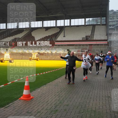 07.12.2025 - St. Pauli X-Mass-Run No. 15 Fabian Wolf http://msf.ph/oto/9377305 07.12.2025 10:06:14 Ziel 127, 148, 180, 187, 468, 805, 893, 967, 969, 1119, 1788, 1832, 1937, 2894, 2968, 3093, 3172, 3196, 3812, 3814, 3857, 3859, 4235, 4236, 4237, 4246, 4251, 4657, 4665, 4670, 4672, 4676, 4677, 4736, 4739 meine-sportfotos.de