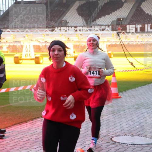 07.12.2025 - St. Pauli X-Mass-Run No. 15 Luisa Fischer http://msf.ph/oto/9377311 07.12.2025 10:01:01 Ziel 1418, 1, 855, 1050, 1333, 1418, 1976, 2140, 2348, 3084, 3336, 4129 meine-sportfotos.de
