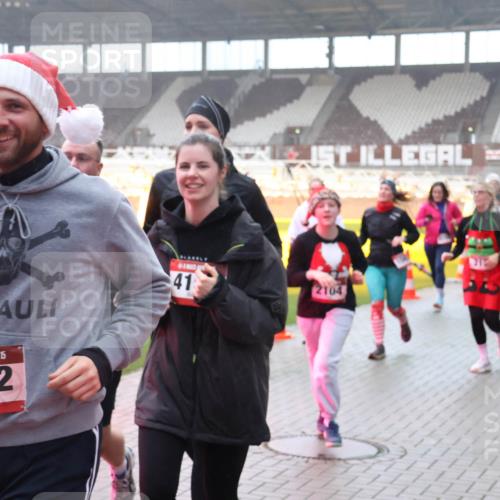 07.12.2025 - St. Pauli X-Mass-Run No. 15 Luisa Fischer http://msf.ph/oto/9377312 07.12.2025 10:26:07 Ziel 433, 41, 15, 4162, 2104, 50, 129, 211, 369, 374, 387, 398, 404, 422, 1069, 1227, 1247, 1538, 1561, 1581, 1586, 1631, 1977, 1987, 1995, 2029, 2041, 2104, 2106, 2149, 2191, 2215, 2680, 2896, 3742, 3779, 3805, 3910, 3918, 3962, 4118, 4119, 4121, 4162, 4164, 4201, 4202, 4204, 4284, 4300, 4301, 4372, 4373, 4445, 4482, 4485, 4501, 4775, 4782 meine-sportfotos.de