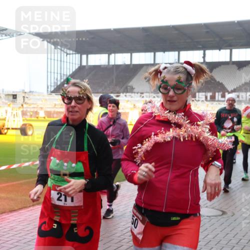 07.12.2025 - St. Pauli X-Mass-Run No. 15 Luisa Fischer http://msf.ph/oto/9377336 07.12.2025 10:26:10 Ziel 211, 50, 4501, 50, 129, 211, 369, 374, 387, 398, 404, 422, 1069, 1227, 1247, 1538, 1561, 1581, 1586, 1631, 2029, 2041, 2104, 2106, 2149, 2191, 2215, 2680, 2896, 3742, 3779, 3805, 3910, 3918, 4118, 4119, 4121, 4162, 4164, 4201, 4202, 4204, 4284, 4300, 4301, 4372, 4373, 4445, 4482, 4485, 4492, 4501, 4775, 4782 meine-sportfotos.de
