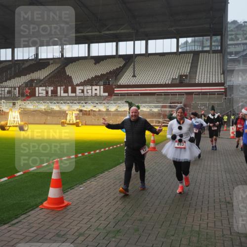 07.12.2025 - St. Pauli X-Mass-Run No. 15 Fabian Wolf http://msf.ph/oto/9377341 07.12.2025 10:06:15 Ziel 127, 148, 180, 187, 468, 893, 967, 969, 1119, 1788, 1832, 1937, 2894, 2968, 3093, 3172, 3196, 3812, 3814, 3859, 4235, 4236, 4237, 4246, 4251, 4657, 4665, 4670, 4672, 4676, 4677, 4736, 4739 meine-sportfotos.de