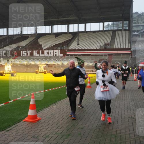 07.12.2025 - St. Pauli X-Mass-Run No. 15 Fabian Wolf http://msf.ph/oto/9377355 07.12.2025 10:06:15 Ziel 127, 148, 180, 187, 468, 893, 967, 969, 1119, 1788, 1832, 1937, 2894, 2968, 3093, 3172, 3196, 3812, 3814, 3859, 4235, 4236, 4237, 4246, 4251, 4657, 4665, 4670, 4672, 4676, 4677, 4736, 4739 meine-sportfotos.de