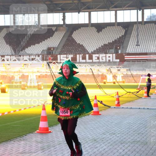 07.12.2025 - St. Pauli X-Mass-Run No. 15 Luisa Fischer http://msf.ph/oto/9377360 07.12.2025 10:01:10 Ziel 1, 1050, 3336, 855, 1050, 1418, 1976, 2348, 2378, 3084, 3336 meine-sportfotos.de