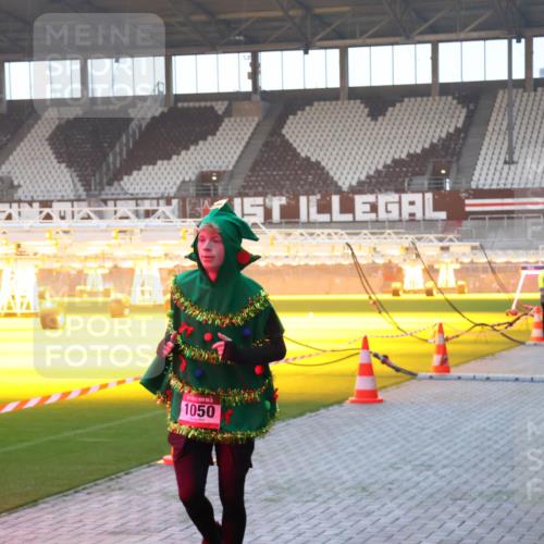 07.12.2025 - St. Pauli X-Mass-Run No. 15 Luisa Fischer http://msf.ph/oto/9377363 07.12.2025 10:01:10 Ziel 1050, 3336, 855, 1050, 1418, 1976, 2348, 2378, 3084, 3336 meine-sportfotos.de