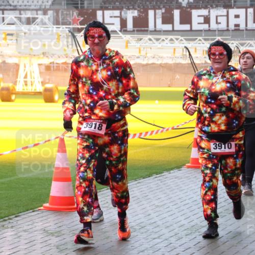 07.12.2025 - St. Pauli X-Mass-Run No. 15 Luisa Fischer http://msf.ph/oto/9377402 07.12.2025 10:26:20 Ziel 3918, 3910, 289, 50, 129, 211, 369, 374, 387, 398, 404, 422, 1069, 1227, 1538, 1561, 1581, 1586, 2041, 2104, 2106, 2149, 2191, 2215, 2680, 2896, 3742, 3779, 3805, 3910, 3918, 4044, 4162, 4164, 4202, 4300, 4301, 4372, 4373, 4492, 4501, 4775, 4782 meine-sportfotos.de