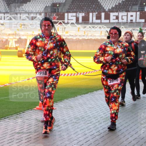 07.12.2025 - St. Pauli X-Mass-Run No. 15 Luisa Fischer http://msf.ph/oto/9377404 07.12.2025 10:26:20 Ziel 3918, 3970, 2896, 50, 129, 211, 369, 374, 387, 398, 404, 422, 1069, 1227, 1538, 1561, 1581, 1586, 2041, 2104, 2106, 2149, 2191, 2215, 2680, 2896, 3742, 3779, 3805, 3910, 3918, 4044, 4162, 4164, 4202, 4300, 4301, 4372, 4373, 4492, 4501, 4775, 4782 meine-sportfotos.de