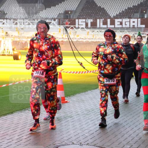 07.12.2025 - St. Pauli X-Mass-Run No. 15 Luisa Fischer http://msf.ph/oto/9377406 07.12.2025 10:26:20 Ziel 3918, 3910, 2896, 50, 129, 211, 369, 374, 387, 398, 404, 422, 1069, 1227, 1538, 1561, 1581, 1586, 2041, 2104, 2106, 2149, 2191, 2215, 2680, 2896, 3742, 3779, 3805, 3910, 3918, 4044, 4162, 4164, 4202, 4300, 4301, 4372, 4373, 4492, 4501, 4775, 4782 meine-sportfotos.de