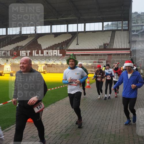 07.12.2025 - St. Pauli X-Mass-Run No. 15 Fabian Wolf http://msf.ph/oto/9377408 07.12.2025 10:06:17 Ziel 127, 148, 180, 187, 468, 893, 967, 969, 1119, 1788, 1832, 1937, 2894, 2968, 3093, 3196, 4246, 4251, 4657, 4665, 4670, 4672, 4676, 4677, 4736, 4739 meine-sportfotos.de