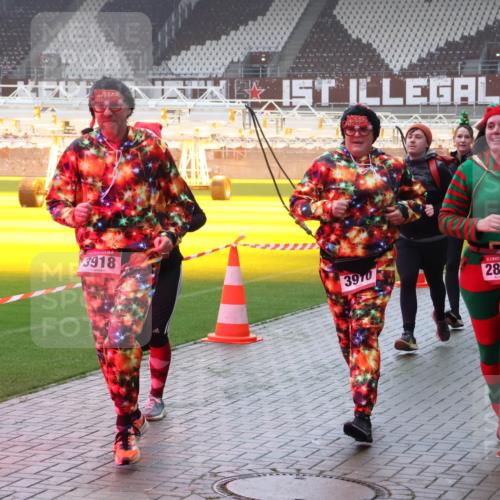 07.12.2025 - St. Pauli X-Mass-Run No. 15 Luisa Fischer http://msf.ph/oto/9377410 07.12.2025 10:26:21 Ziel 3918, 3970, 15, 2896, 50, 129, 211, 369, 374, 387, 398, 404, 422, 1069, 1227, 1538, 1561, 1581, 1586, 2041, 2104, 2106, 2149, 2191, 2215, 2680, 2896, 3742, 3779, 3805, 3910, 3918, 4044, 4162, 4164, 4202, 4300, 4301, 4372, 4373, 4492, 4501, 4775, 4782 meine-sportfotos.de
