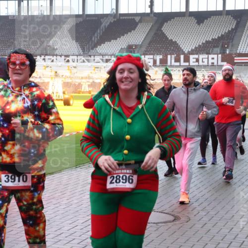07.12.2025 - St. Pauli X-Mass-Run No. 15 Luisa Fischer http://msf.ph/oto/9377422 07.12.2025 10:26:22 Ziel 3910, 15, 2896, 86, 4775, 50, 129, 211, 369, 374, 387, 398, 404, 422, 1069, 1227, 1538, 1561, 1581, 1586, 2041, 2104, 2106, 2149, 2191, 2215, 2680, 2896, 3742, 3779, 3805, 3910, 3918, 4044, 4162, 4164, 4202, 4300, 4301, 4372, 4373, 4492, 4501, 4775, 4782 meine-sportfotos.de