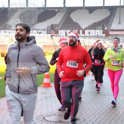 07.12.2025 - St. Pauli X-Mass-Run No. 15 Luisa Fischer http://msf.ph/oto/9377434 07.12.2025 10:26:24 Ziel 1586, 1561, 4775, 50, 129, 211, 369, 374, 387, 398, 404, 422, 1069, 1227, 1538, 1561, 1581, 1586, 2041, 2104, 2106, 2149, 2191, 2215, 2680, 2896, 3699, 3742, 3779, 3805, 3910, 3918, 4044, 4162, 4164, 4202, 4300, 4301, 4372, 4373, 4492, 4501, 4775, 4782 meine-sportfotos.de