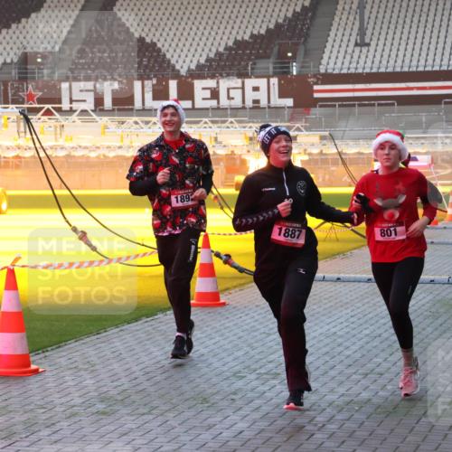 07.12.2025 - St. Pauli X-Mass-Run No. 15 Luisa Fischer http://msf.ph/oto/9377440 07.12.2025 10:01:25 Ziel 1893, 1887, 801, 780, 783, 801, 855, 1050, 1418, 1887, 1892, 1976, 2348, 2378, 2528, 3084 meine-sportfotos.de