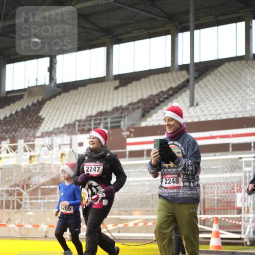 07.12.2025 - St. Pauli X-Mass-Run No. 15 Patografie http://msf.ph/oto/9377442 07.12.2025 10:08:30 Ziel 2247, 2248, 2650, 2746, 3495, 3759, 4205, 4232, 4234, 4451 meine-sportfotos.de