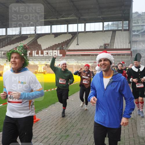 07.12.2025 - St. Pauli X-Mass-Run No. 15 Fabian Wolf http://msf.ph/oto/9377445 07.12.2025 10:06:18 Ziel 34, 127, 148, 187, 468, 893, 967, 969, 1119, 1788, 1832, 1937, 1946, 2894, 2968, 3093, 3196, 4246, 4251, 4657, 4665, 4670, 4672, 4676, 4677, 4736, 4739 meine-sportfotos.de