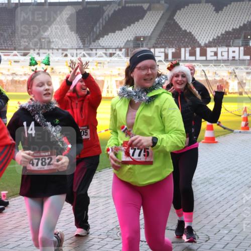07.12.2025 - St. Pauli X-Mass-Run No. 15 Luisa Fischer http://msf.ph/oto/9377451 07.12.2025 10:26:26 Ziel 14, 15, 4782, 05, 775, 23, 50, 129, 211, 368, 369, 374, 387, 398, 404, 422, 1069, 1227, 1538, 1561, 1581, 1586, 1639, 2041, 2104, 2106, 2149, 2191, 2215, 2680, 2896, 2922, 3698, 3699, 3742, 3779, 3805, 3910, 3918, 4044, 4093, 4162, 4164, 4202, 4300, 4301, 4372, 4373, 4492, 4501, 4775, 4782 meine-sportfotos.de