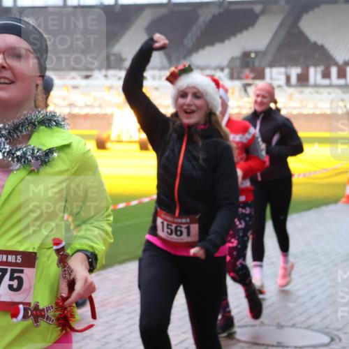 07.12.2025 - St. Pauli X-Mass-Run No. 15 Luisa Fischer http://msf.ph/oto/9377460 07.12.2025 10:26:27 Ziel 15, 4775, 1561, 23, 28, 50, 129, 211, 368, 369, 374, 387, 398, 404, 422, 1069, 1227, 1538, 1561, 1581, 1586, 1639, 2041, 2104, 2106, 2149, 2191, 2215, 2896, 2922, 3698, 3699, 3742, 3779, 3805, 3910, 3918, 4044, 4093, 4162, 4164, 4202, 4300, 4301, 4372, 4373, 4492, 4501, 4529, 4532, 4775, 4782 meine-sportfotos.de