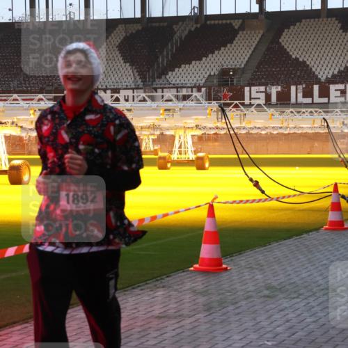 07.12.2025 - St. Pauli X-Mass-Run No. 15 Luisa Fischer http://msf.ph/oto/9377463 07.12.2025 10:01:28 Ziel 1892, 780, 783, 801, 855, 1050, 1887, 1892, 2348, 2378, 2528, 3084 meine-sportfotos.de