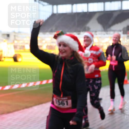 07.12.2025 - St. Pauli X-Mass-Run No. 15 Luisa Fischer http://msf.ph/oto/9377465 07.12.2025 10:26:28 Ziel 1561, 23, 28, 50, 129, 211, 368, 369, 374, 387, 398, 404, 422, 1069, 1227, 1538, 1561, 1581, 1586, 1639, 2041, 2104, 2106, 2149, 2191, 2215, 2896, 2922, 3698, 3699, 3742, 3779, 3805, 3910, 3918, 4044, 4093, 4162, 4164, 4202, 4300, 4301, 4460, 4461, 4469, 4492, 4501, 4529, 4532, 4775, 4782, 5010 meine-sportfotos.de
