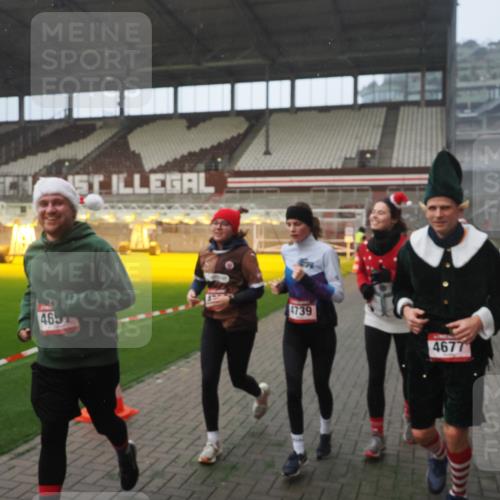 07.12.2025 - St. Pauli X-Mass-Run No. 15 Fabian Wolf http://msf.ph/oto/9377479 07.12.2025 10:06:19 Ziel 34, 127, 148, 187, 893, 967, 969, 1119, 1369, 1832, 1937, 1946, 2894, 2968, 3093, 3196, 4246, 4251, 4657, 4665, 4670, 4672, 4676, 4677, 4736, 4739 meine-sportfotos.de