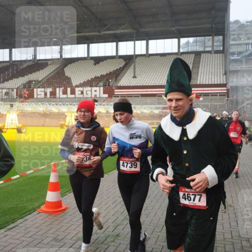 07.12.2025 - St. Pauli X-Mass-Run No. 15 Fabian Wolf http://msf.ph/oto/9377496 07.12.2025 10:06:19 Ziel 34, 127, 148, 187, 893, 967, 969, 1119, 1369, 1832, 1937, 1946, 2894, 2968, 3093, 3196, 4246, 4251, 4657, 4665, 4670, 4672, 4676, 4677, 4736, 4739 meine-sportfotos.de