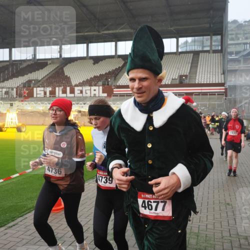 07.12.2025 - St. Pauli X-Mass-Run No. 15 Fabian Wolf http://msf.ph/oto/9377502 07.12.2025 10:06:19 Ziel 34, 127, 148, 187, 893, 967, 969, 1119, 1369, 1832, 1937, 1946, 2894, 2968, 3093, 3196, 4246, 4251, 4657, 4665, 4670, 4672, 4676, 4677, 4736, 4739 meine-sportfotos.de