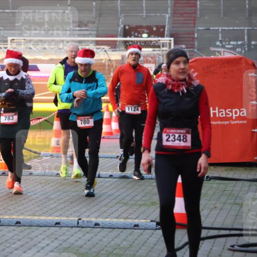 07.12.2025 - St. Pauli X-Mass-Run No. 15 Luisa Fischer http://msf.ph/oto/9377508 07.12.2025 10:01:42 Ziel 783, 780, 1124, 2348, 118, 393, 780, 783, 801, 804, 1050, 1124, 1294, 1760, 1887, 1892, 2378, 2528, 3187, 3878 meine-sportfotos.de