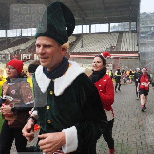 07.12.2025 - St. Pauli X-Mass-Run No. 15 Fabian Wolf http://msf.ph/oto/9377511 07.12.2025 10:06:19 Ziel 34, 127, 148, 187, 893, 967, 969, 1119, 1369, 1832, 1937, 1946, 2894, 2968, 3093, 3196, 4246, 4251, 4657, 4665, 4670, 4672, 4676, 4677, 4736, 4739 meine-sportfotos.de