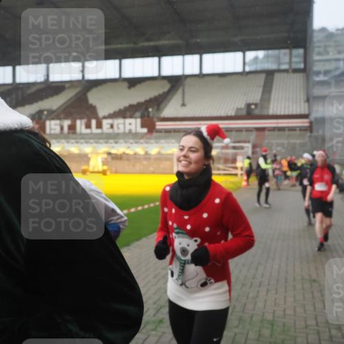 07.12.2025 - St. Pauli X-Mass-Run No. 15 Fabian Wolf http://msf.ph/oto/9377521 07.12.2025 10:06:20 Ziel 34, 127, 148, 187, 893, 967, 969, 1119, 1369, 1479, 1480, 1832, 1937, 1946, 2894, 2968, 3196, 4246, 4657, 4665, 4670, 4672, 4676, 4677, 4736, 4739 meine-sportfotos.de