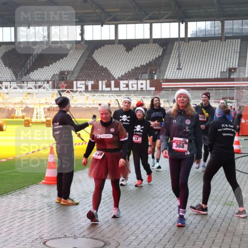 07.12.2025 - St. Pauli X-Mass-Run No. 15 Luisa Fischer http://msf.ph/oto/9377524 07.12.2025 10:27:11 Ziel 039, 4709, 23, 368, 4699, 23, 28, 159, 368, 1396, 1468, 1472, 1638, 1639, 2068, 2518, 2648, 2649, 2922, 3698, 3699, 3720, 3771, 3787, 3792, 3828, 4093, 4185, 4384, 4448, 4460, 4461, 4469, 4481, 4506, 4512, 4529, 4532, 4699, 4703, 4705, 4709, 5010 meine-sportfotos.de
