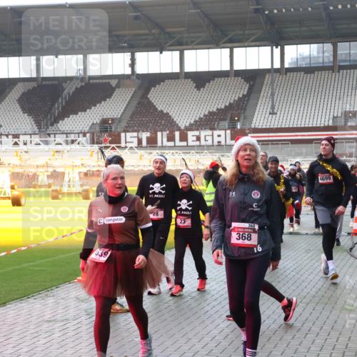 07.12.2025 - St. Pauli X-Mass-Run No. 15 Luisa Fischer http://msf.ph/oto/9377532 07.12.2025 10:27:12 Ziel 28, 23, 368, 368, 039, 4699, 23, 28, 159, 368, 1396, 1468, 1472, 1638, 1639, 2068, 2518, 2648, 2649, 2922, 3698, 3699, 3720, 3771, 3787, 3792, 3828, 4093, 4185, 4334, 4353, 4384, 4448, 4460, 4461, 4469, 4481, 4506, 4512, 4529, 4532, 4699, 4703, 4705, 4709, 5010 meine-sportfotos.de
