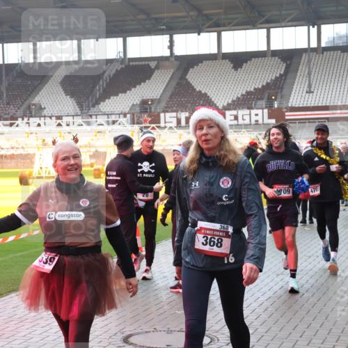 07.12.2025 - St. Pauli X-Mass-Run No. 15 Luisa Fischer http://msf.ph/oto/9377543 07.12.2025 10:27:13 Ziel 639, 28, 09, 368, 15, 368, 470, 4699, 23, 28, 159, 368, 1396, 1468, 1472, 1638, 1639, 2068, 2518, 2648, 2649, 2922, 3698, 3720, 3771, 3787, 3792, 3828, 4093, 4185, 4334, 4353, 4384, 4448, 4460, 4461, 4469, 4481, 4506, 4512, 4529, 4532, 4699, 4703, 4705, 4709, 5010 meine-sportfotos.de